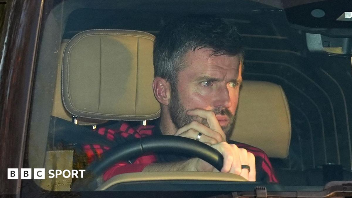 Carrick arrives at training ground with future unclear — Sport report