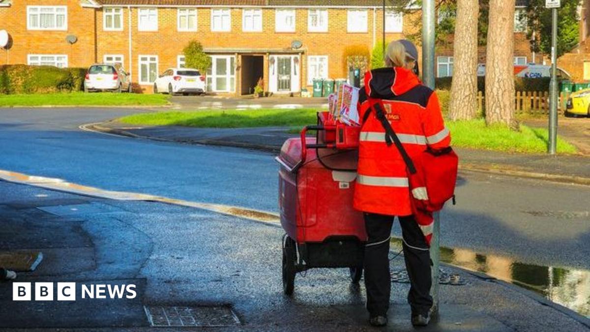 Royal Mail losing 400 postal workers a week, says union — Business report